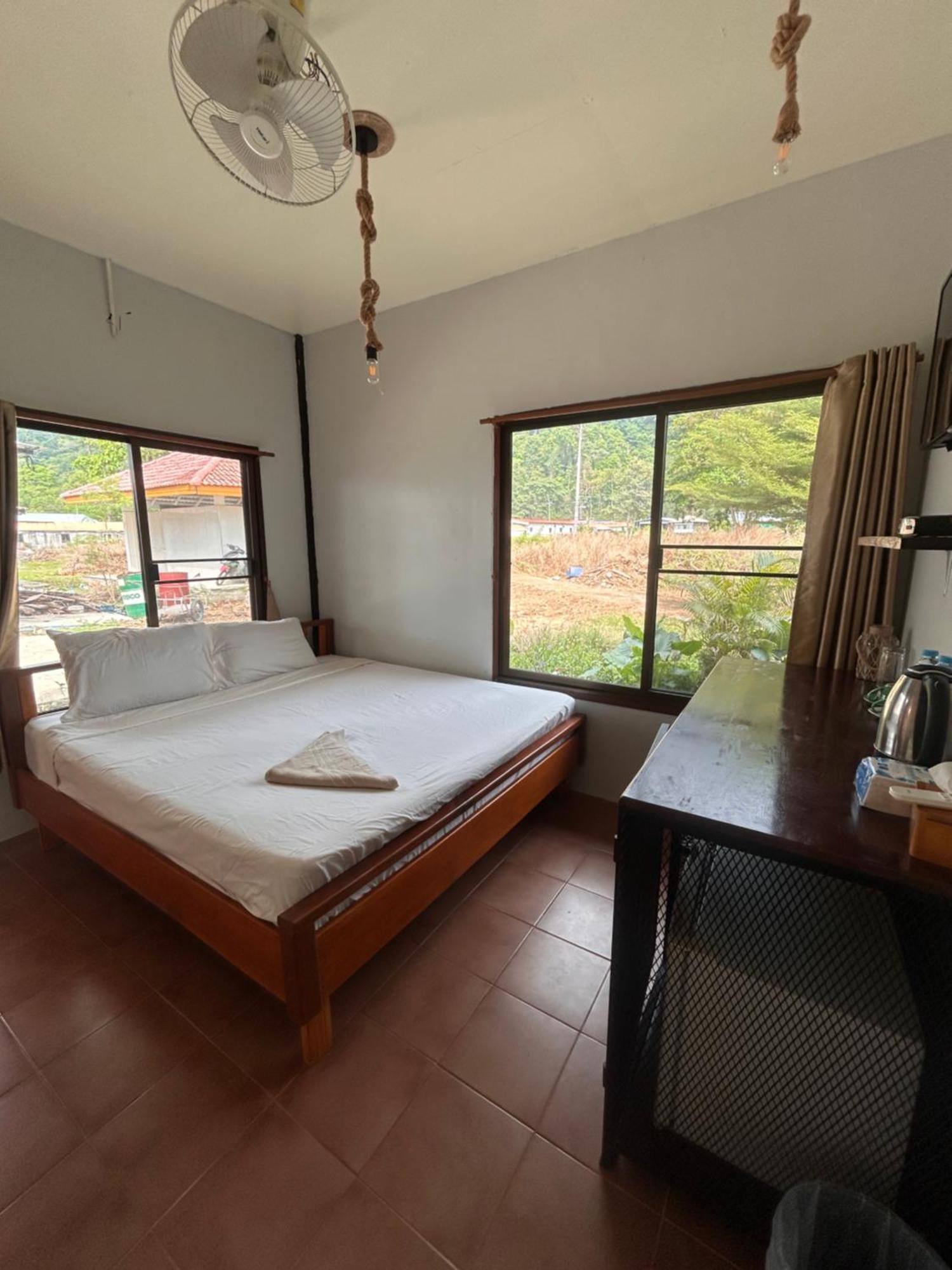 Tchin Tchin Guesthouse チャン島 エクステリア 写真